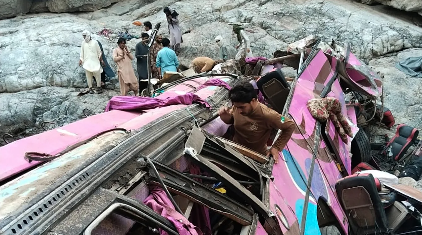 Pakistan: Autobusi bie në një humnerë, 40 të vdekur