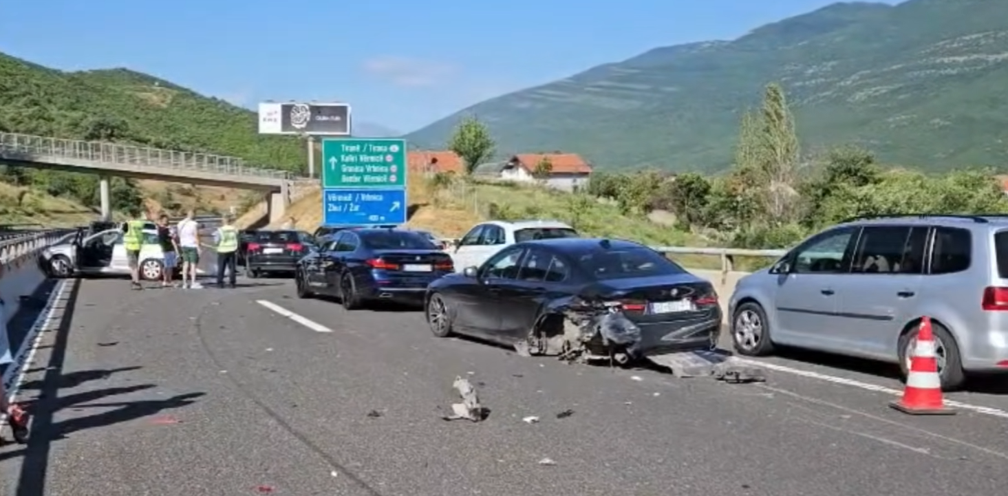 Aksident mes disa automjeteve afër pikës në Vërmicë, tetë të lënduar